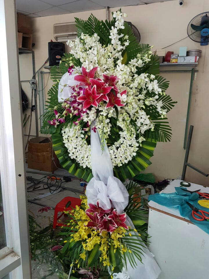 Giao vòng hoa viếng tang lễ Tận Nơi Hoa Đẹp Rẻ đặt Hoa Chia Buồn