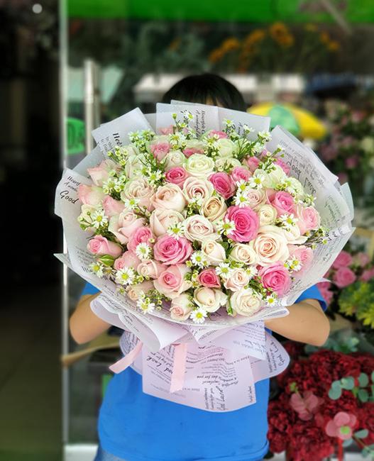 Hãy đến với các cửa hàng hoa tươi để tìm kiếm những bông hoa đẹp nhất để trang trí căn nhà của bạn! Chắc chắn bạn sẽ tìm thấy những loại hoa mà mình yêu thích tại đây.