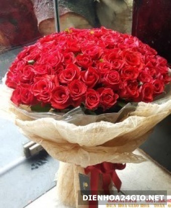 Bó hoa hồng 100 bông là một món quà tuyệt vời để đưa đến người mà bạn yêu thương. Số lượng 100 bông hoa hồng thể hiện sự tinh tế và quan tâm đến đối tác. Hãy thưởng thức hình ảnh này và cảm nhận sức mạnh của một bó hoa hồng với 100 bông.