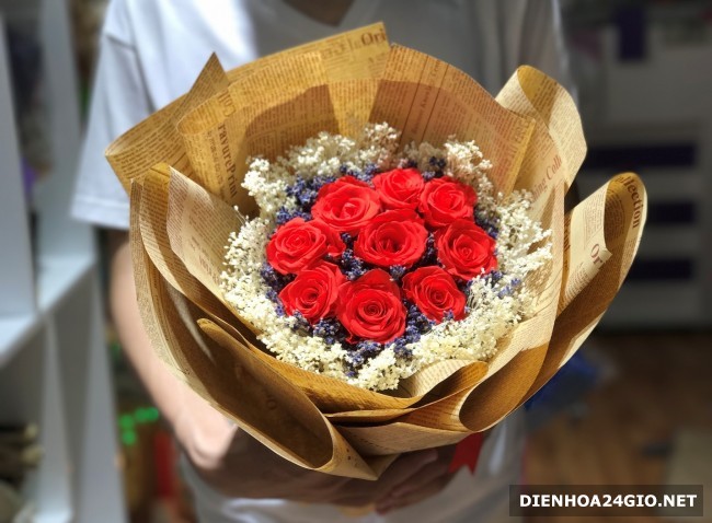 Nếu bạn muốn tặng một món quà ý nghĩa, độc đáo và đẹp mắt, bó hoa 9 bông hồng sẽ là sự lựa chọn tuyệt vời. Những đóa hoa tinh tế và thanh lịch sẽ đảm bảo mang đến nụ cười hạnh phúc cho người nhận. Hãy ngắm bức hình và nghĩ đến những người bạn yêu thương.