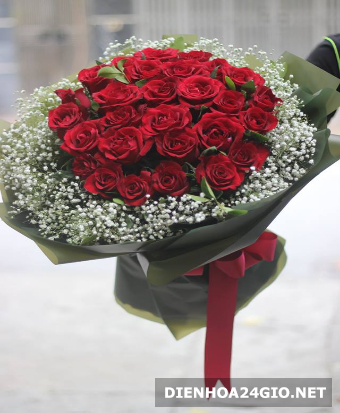 Bó hoa hồng đẹp: Hãy ngắm nhìn bó hoa hồng đẹp đến muốn tách ra mỗi cánh hoa để ngắm nhìn kỹ hơn. Với màu sắc tươi tắn và tinh tế, bó hoa này chắc chắn sẽ làm cho người xem thích thú và hài lòng.