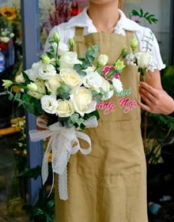 hoa cưới cầm tay tone trắng
